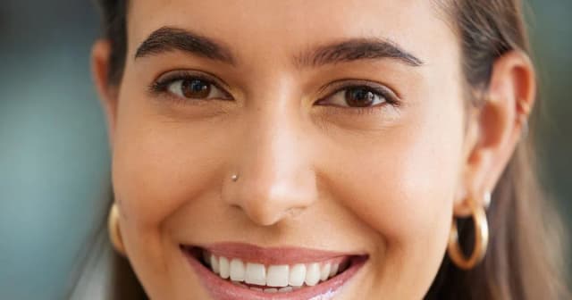 Kto nosi kolczyk w nosie? Odkryj zaskakujące grupy społeczne