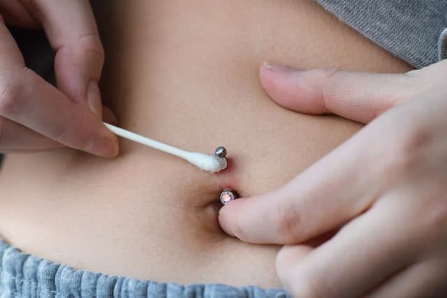 Ile trzeba nosić kolczyk po przebiciu, aby uniknąć infekcji?