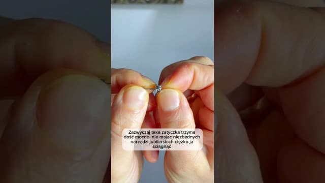 Jak zdjąć kolczyki wkręty bez bólu i ryzyka uszkodzenia uszu