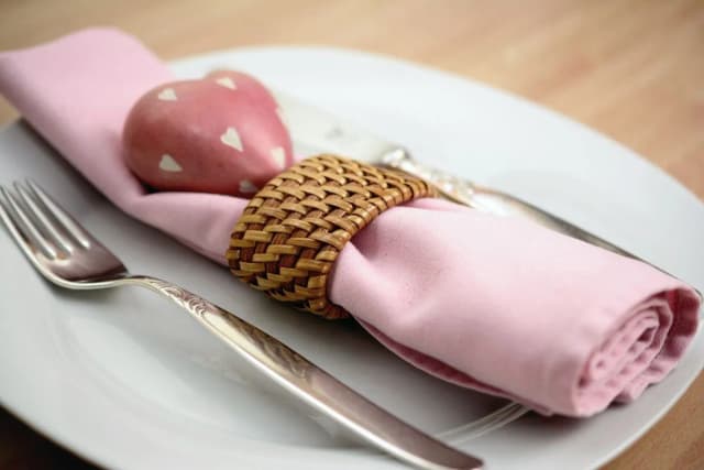 Proste sposoby na obrączki do serwetek, które zachwycą gości
