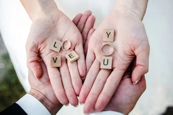 Na której ręce nosi się obrączkę? Odkryj tradycje i symbole